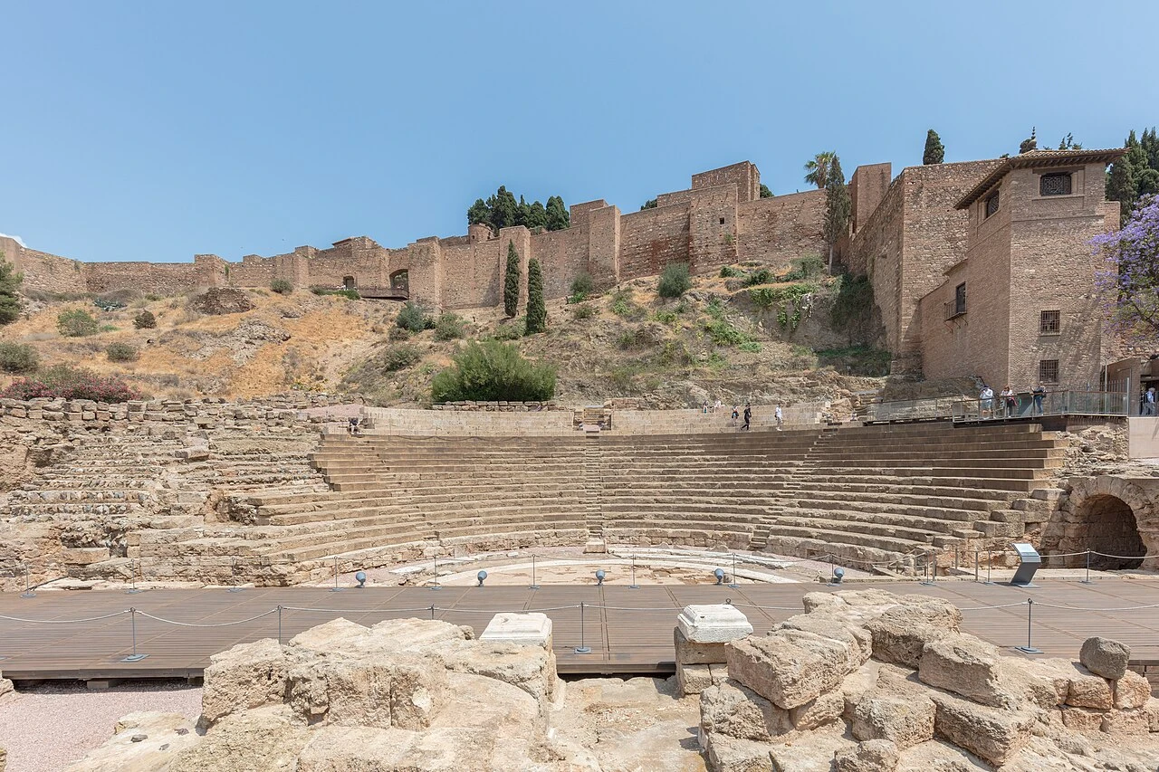 Graderío, orchestra y escenario del Teatro Romano de Málaga, con la Alcazaba al fondo