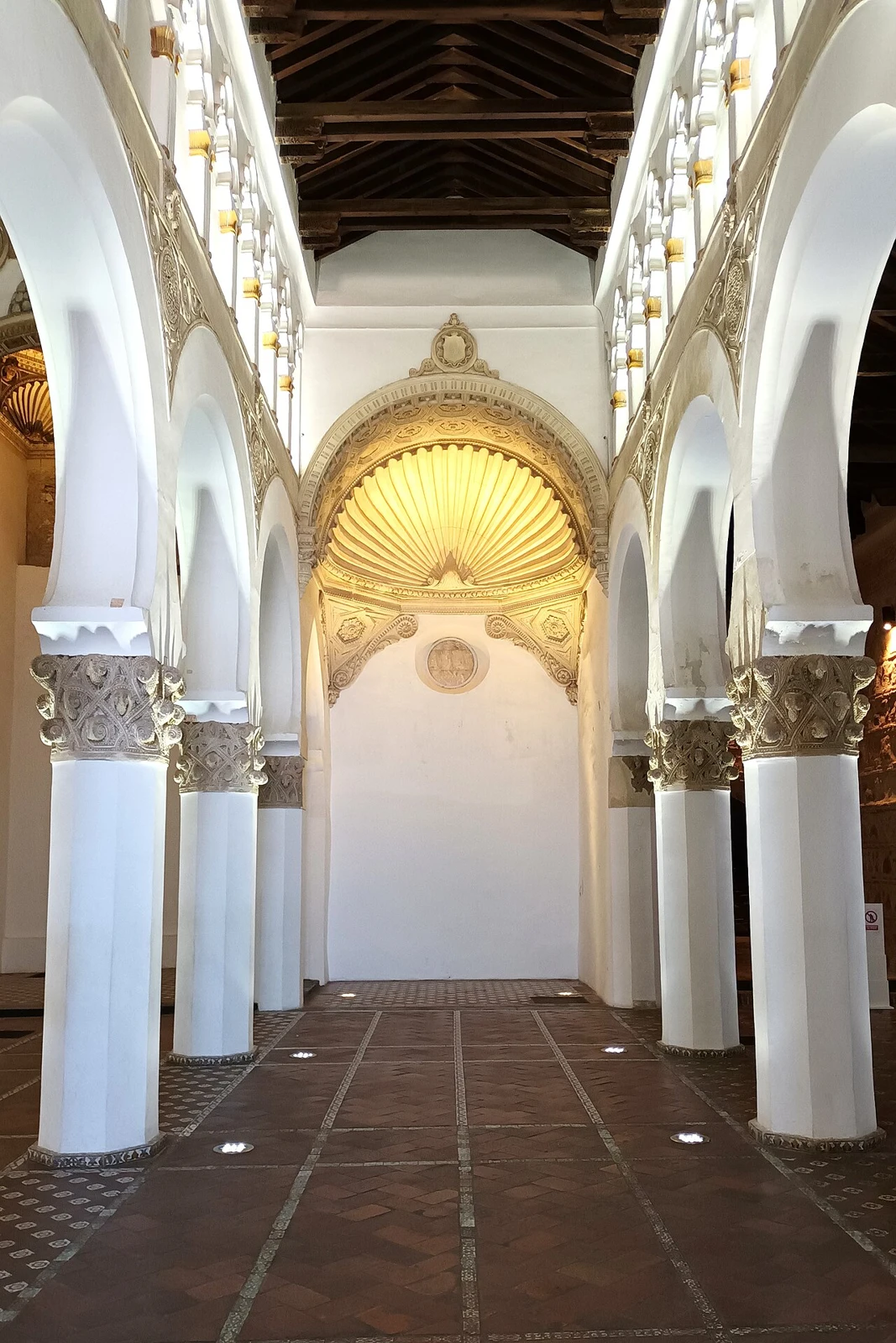 Pilares y arcos interiores de Santa María la Blanca