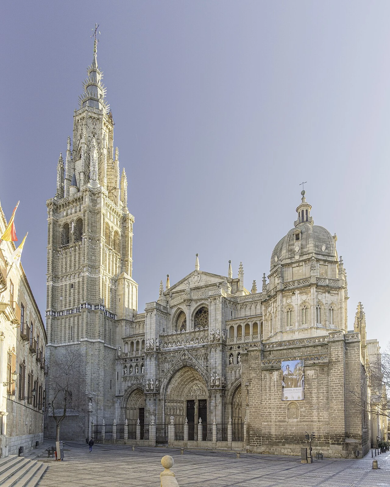 Fachada occidental y torre de la catedral de Toledo