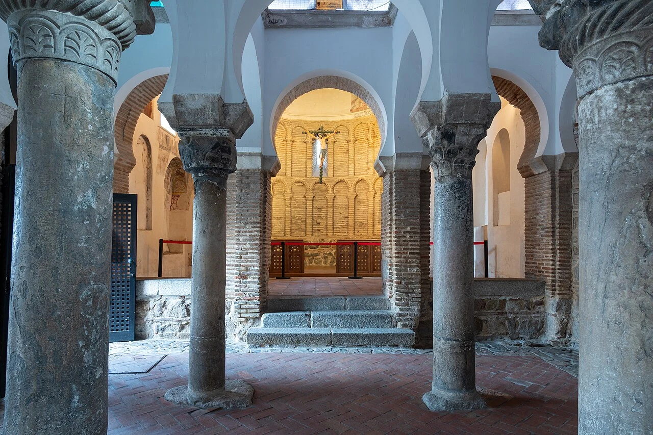 Columnas y arcos del Cristo de la Luz con el ábside al fondo