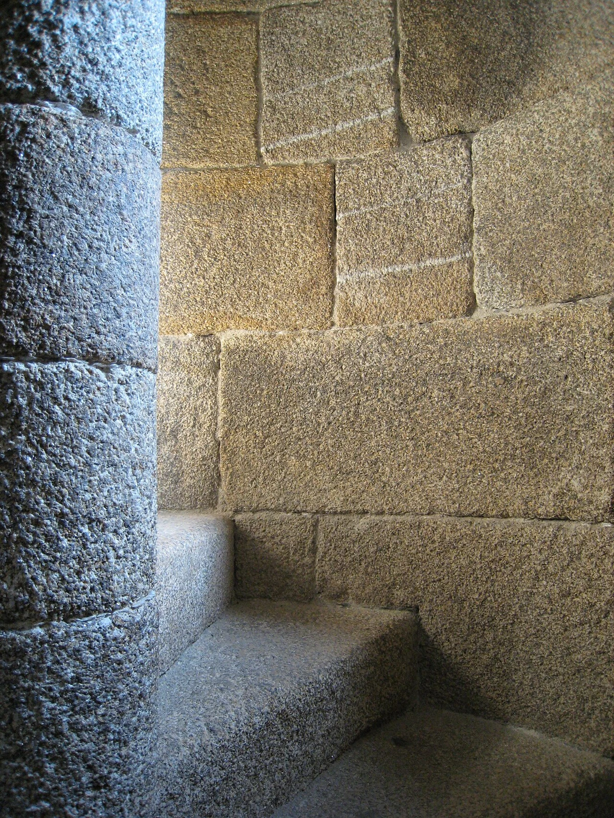 Detalle de una escalera de caracol de piedra de la Torre de Hércules