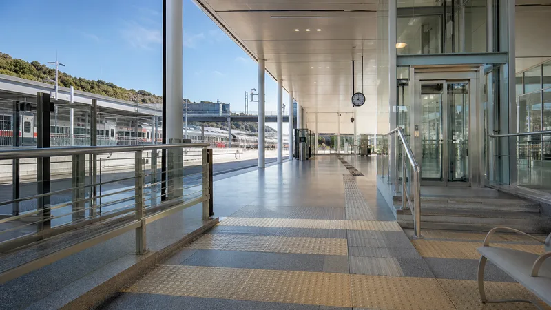 Estación intermodal genérica con elementos de accesibilidad