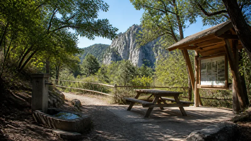 Composición editorial genérica y exclusiva de sendero sencillo con área de descanso y centro de interpretación; no representa horarios, aforo ni condiciones en tiempo real