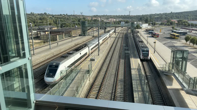 Estación con trenes de larga distancia y regionales junto a autobuses locales