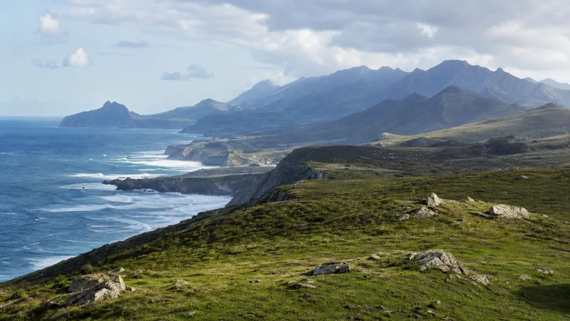 Panorama genérico de costa atlántica y montañas cantábricas