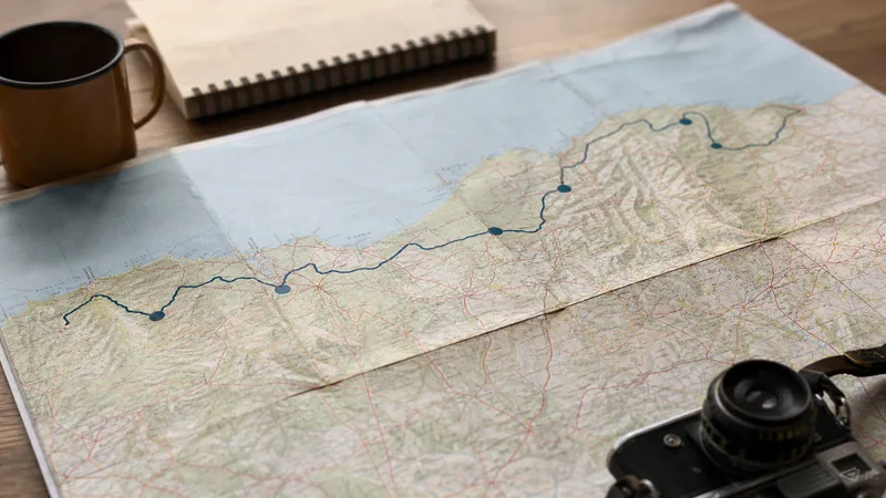 Composición editorial genérica y exclusiva de mapa de cinco territorios con tren y carretera sin texto; no representa horarios, aforo ni condiciones en tiempo real