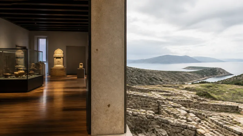 Composición editorial genérica y exclusiva de sala de museo y paisaje arqueológico conectados visualmente; no representa horarios, aforo ni condiciones en tiempo real