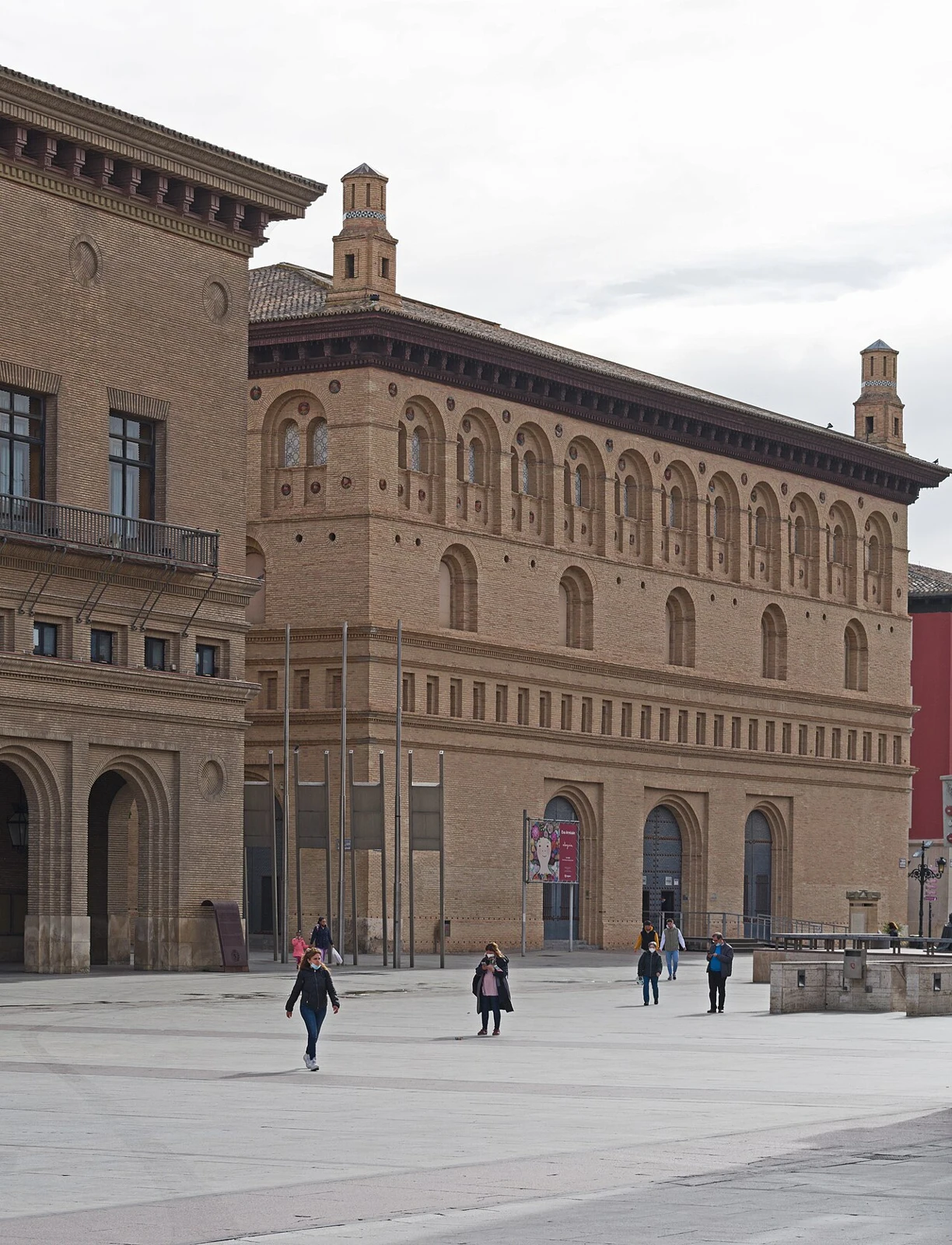 Fachada de la Lonja de Zaragoza junto al Ayuntamiento
