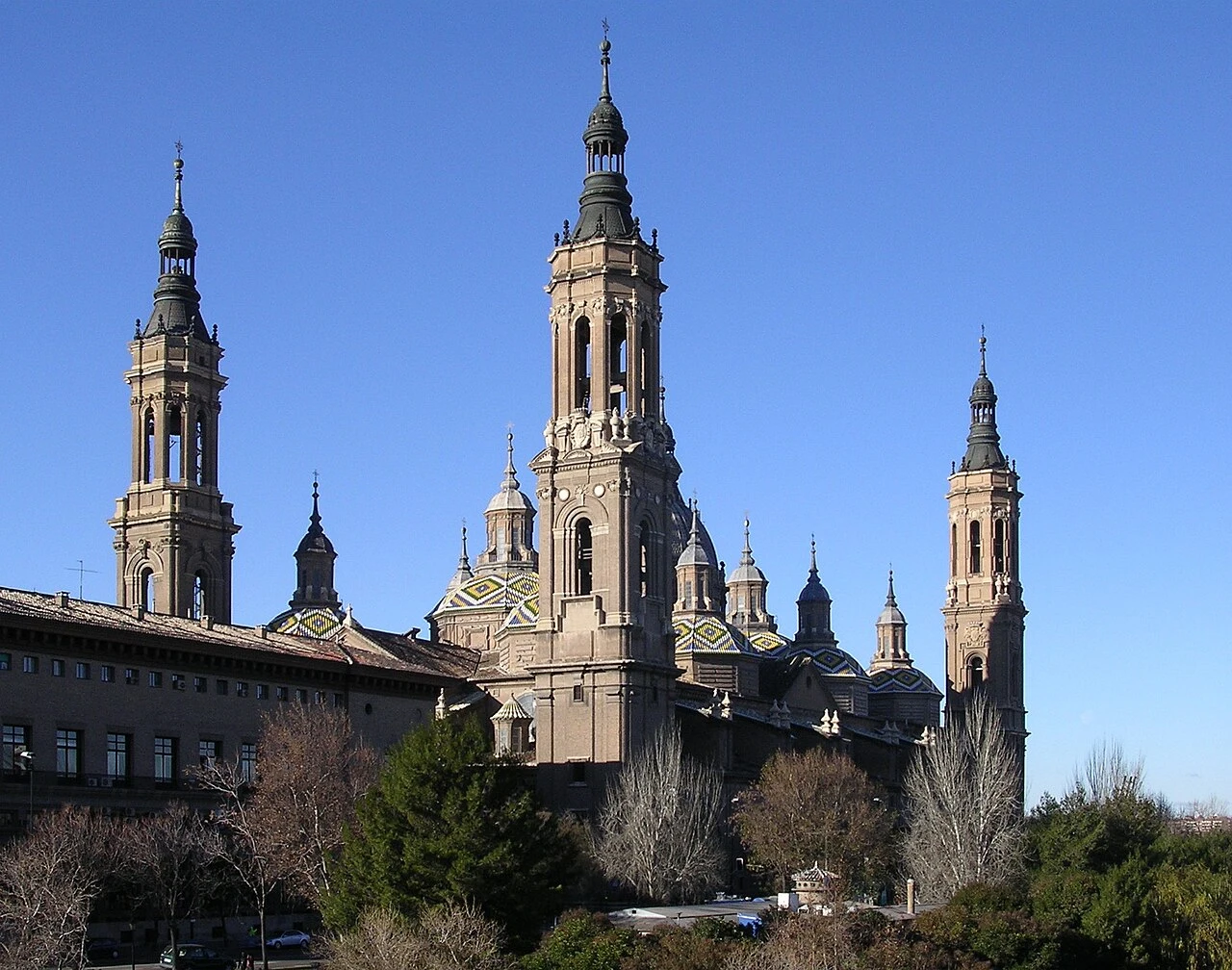 Torres y cúpulas de la basílica del Pilar desde el lado del Ebro