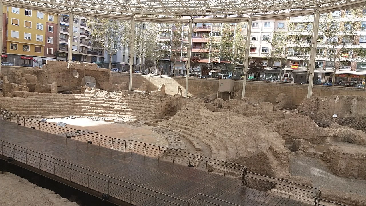 Restos del graderío del Teatro de Caesaraugusta bajo su cubierta protectora